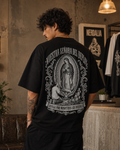 Modelo de espalda con la playera Nuestra señora del deploy; el retablo en plata ocupa toda la espalda