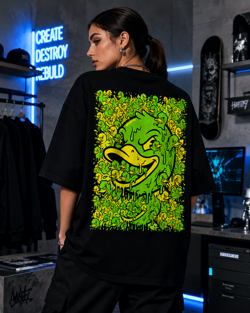 Modelo de espalda con la playera Demasiados bugs; el pato verde ácido ocupa toda la espalda