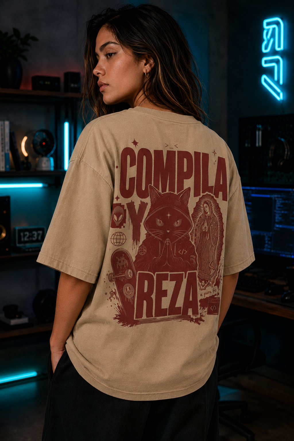 Modelo de espalda con la playera Compila y reza en color arena, detalle del gato y la veladora