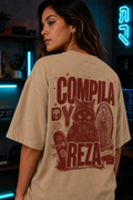 Modelo de espalda con la playera Compila y reza en color arena; la estampa en rojo óxido ocupa toda la espalda
