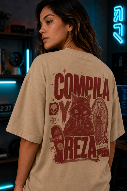 Modelo de espalda con la playera Compila y reza en color arena; la estampa en rojo óxido ocupa toda la espalda