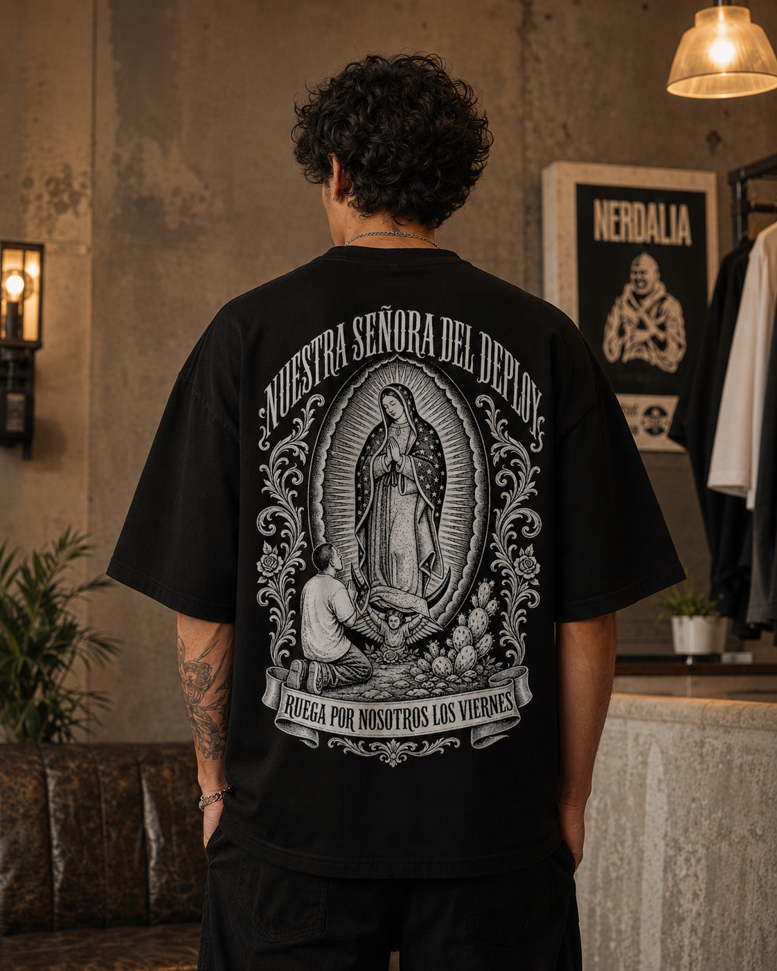 Modelo de espalda con la playera Nuestra señora del deploy en un interior con luz cálida