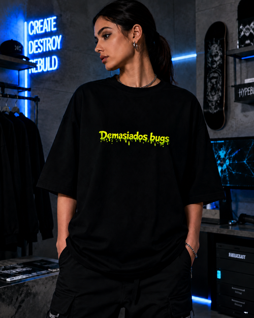 Modelo de espalda con la playera Demasiados bugs en una tienda con letreros de neón