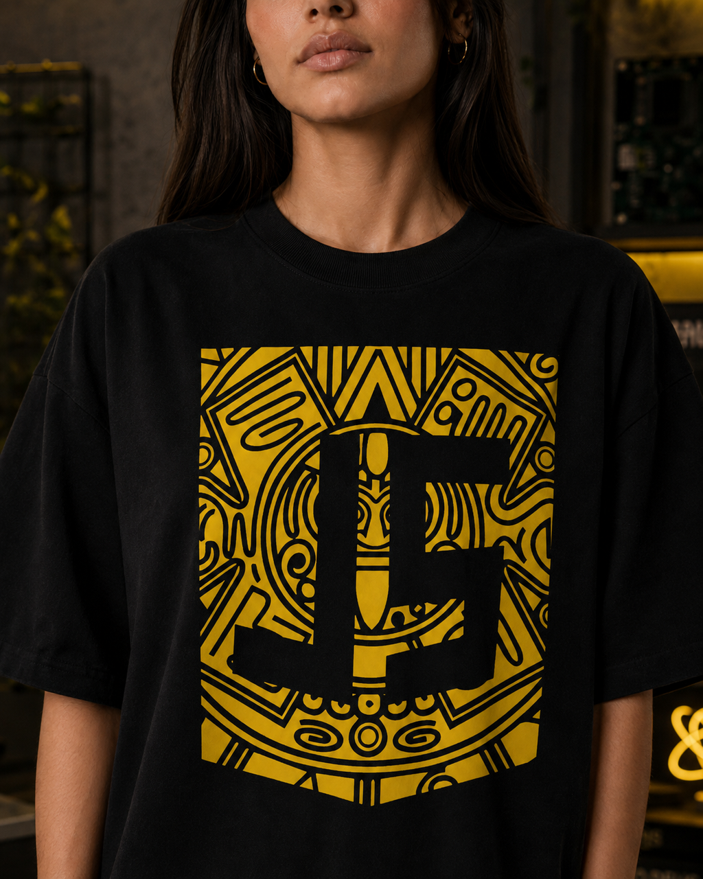 Playera JavaScript oversize vista de cerca, detalle del estampado amarillo