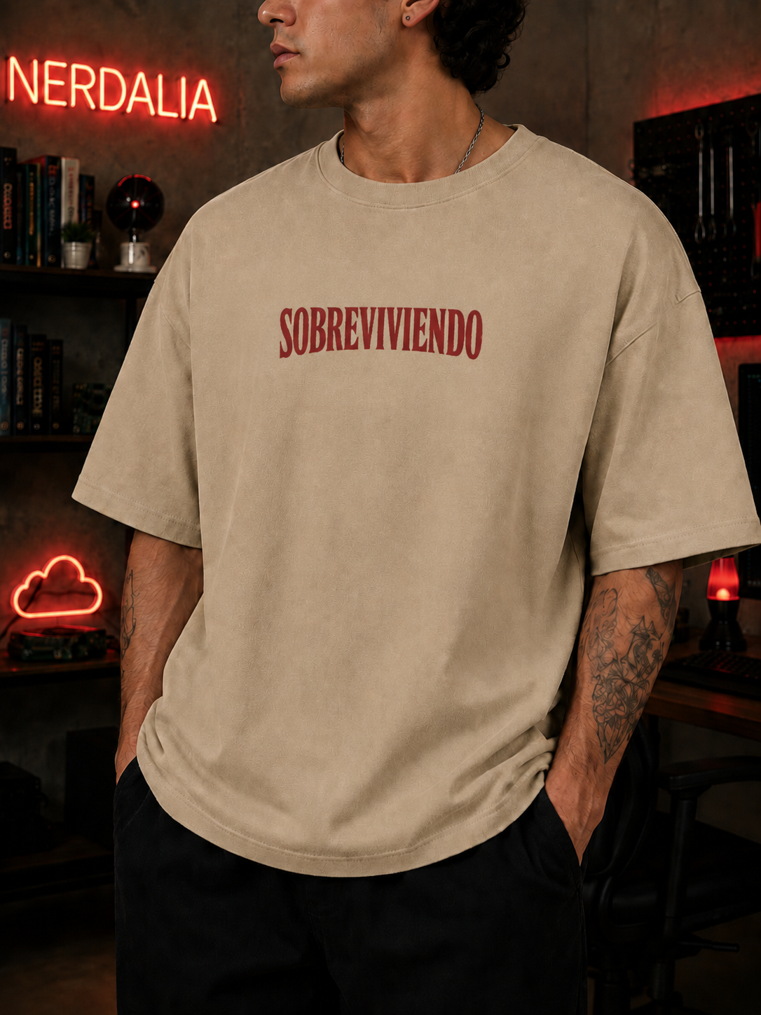 Modelo de espalda con la playera Un sprint a la vez en color arena, en un escritorio con luz neón