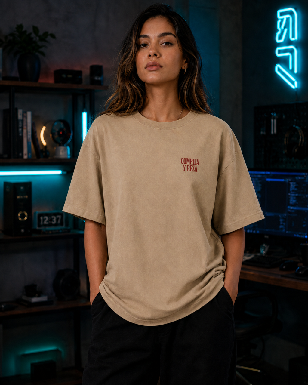 Playera Compila y reza en color arena vista de frente; la frase va pequeña al pecho