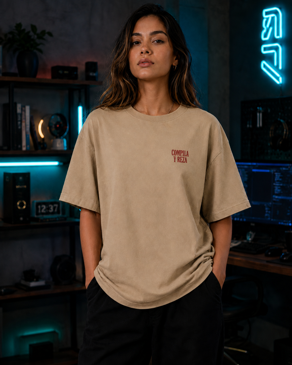 Playera Compila y reza en color arena vista de frente; la frase va pequeña al pecho
