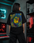 Modelo de espalda con la playera Me bugeé; el rubber duck entre glitches y colores neón ocupa toda la espalda