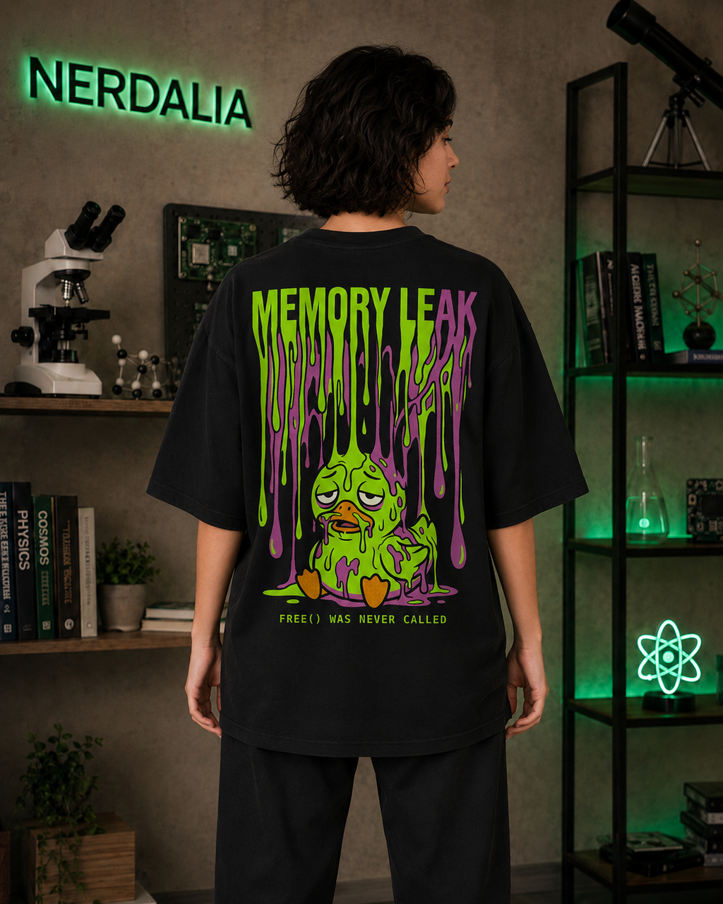 Modelo de cuerpo entero con la playera Memory Leak en un laboratorio con microscopio y matraces